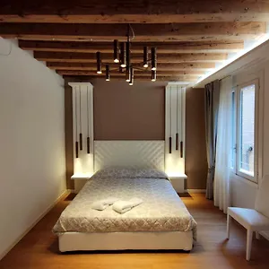 Deluxe 3 Bedroom Flat In Rialto Venise